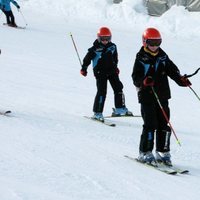 Juan Urdangarin y Pablo Urdangarin esquiando en Baqueira Beret