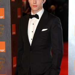 Nicholas Hoult en la alfombra roja de los premios Orange British de la Academia británica