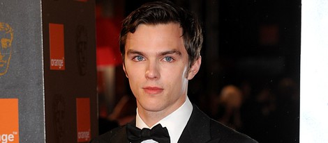 Nicholas Hoult en la alfombra roja de los premios Orange British de la Academia británica