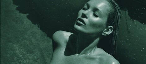 Kate Moss posando para el calendario Pirelli 2012