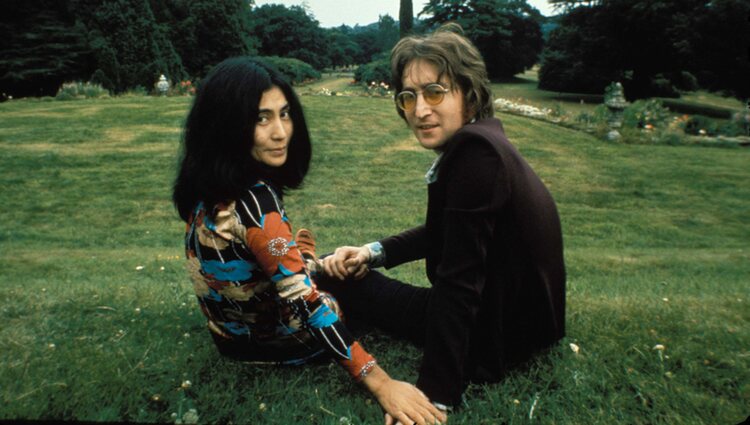 John Lennon y su mujer Yoko Ono en un parque