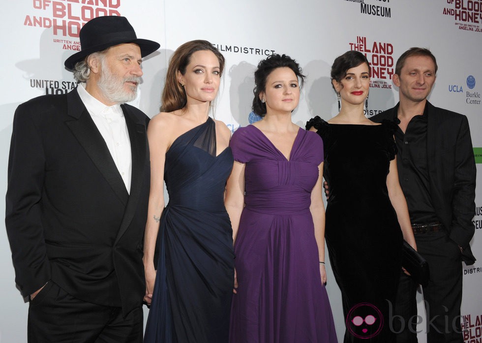 Angelina Jolie junto al reparto de 'In The Land Of Blood And Honey'