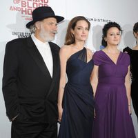 Angelina Jolie junto al reparto de 'In The Land Of Blood And Honey'