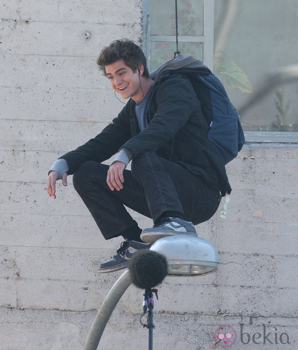 Andrew Garfield sentado sobre una farola en el rodaje de 'The Amazing Spider-Man'