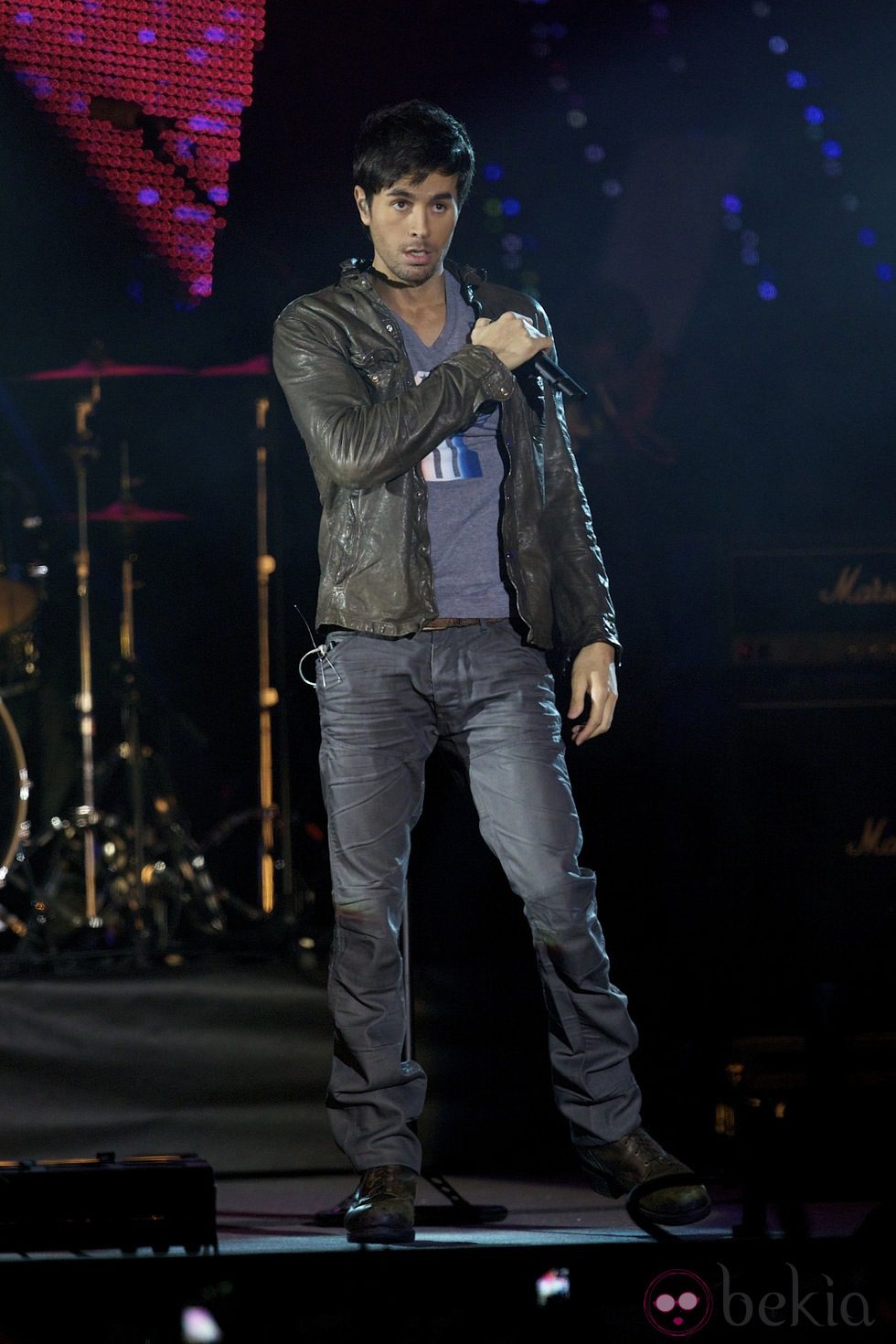 Enrique Iglesias actuando en los Premios 40 Principales 2011