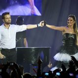 Pablo Alborán y Malú actuando en los Premios 40 Principales 2011