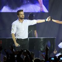 Pablo Alborán y Malú actuando en los Premios 40 Principales 2011