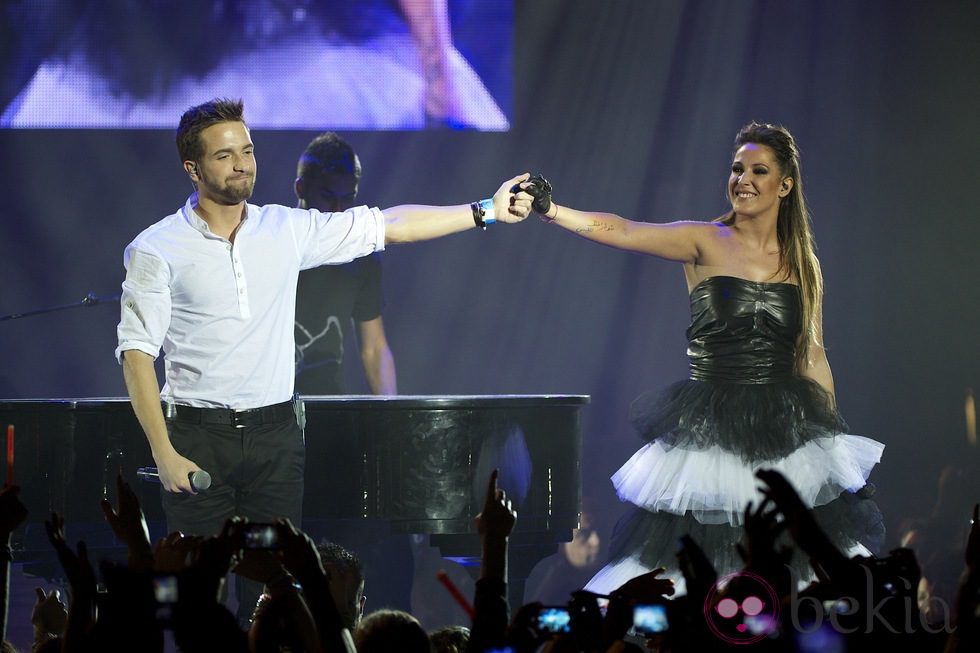 Pablo Alborán y Malú actuando en los Premios 40 Principales 2011