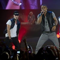 Mohombi actuando en los Premios 40 Principales 2011