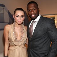 Miley Cyrus y 50 cent en los premios American Giving Awards