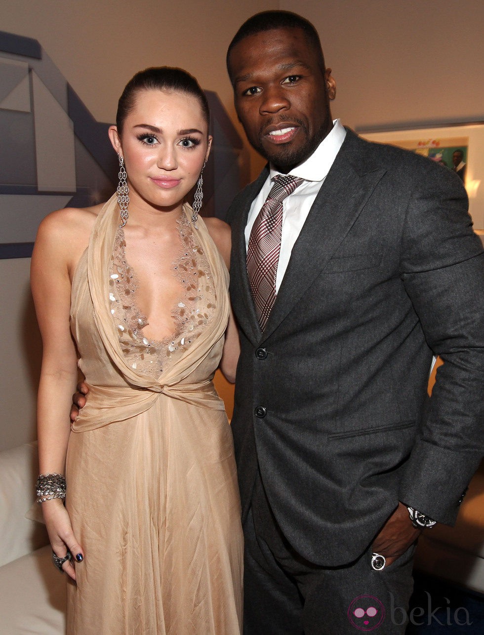 Miley Cyrus y 50 cent en los premios American Giving Awards