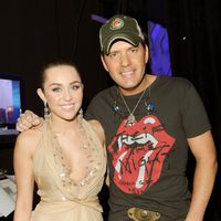 Miley Cyrus y Rodney Atkins en los premios American Giving Awards