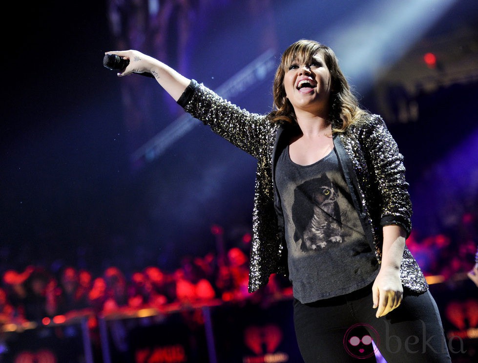 Kelly Clarkson durante su actuación en los Jingle Ball 2011