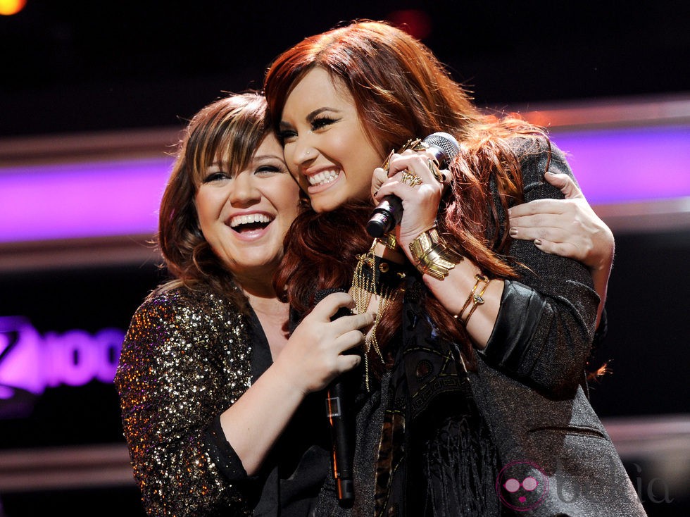 Kelly Clarkson y Demi Lovato durante el concierto de los Jingle Ball 2011