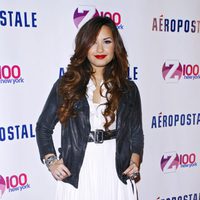 Demi Lovato posando después del concierto de los Jingle Ball 2011