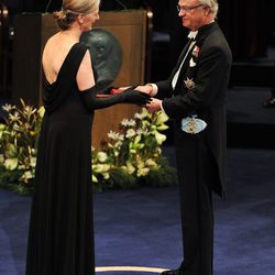 Claudia Steinman recibe el Nobel de Medicina 2011 de manos del Rey Carlos XVI Gustavo