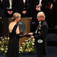 Claudia Steinman recibe el Nobel de Medicina 2011 de manos del Rey Carlos XVI Gustavo