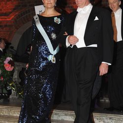 Victoria de Suecia y Brian Schmidt en el banquete de los Premios Nobel 2011