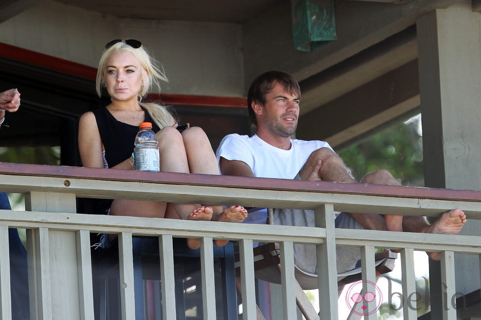 Lindsay Lohan en Hawai con un amigo