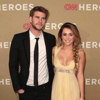 Liam Hemsworth y Miley Cyrus en la gala CNN Heroes: An All-Star Tribute