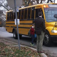 Iñaki Urdangarín acompaña a sus hijos a coger el autobús del colegio