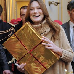 Carla Bruni reaparece en un acto público tras el nacimiento de Giulia