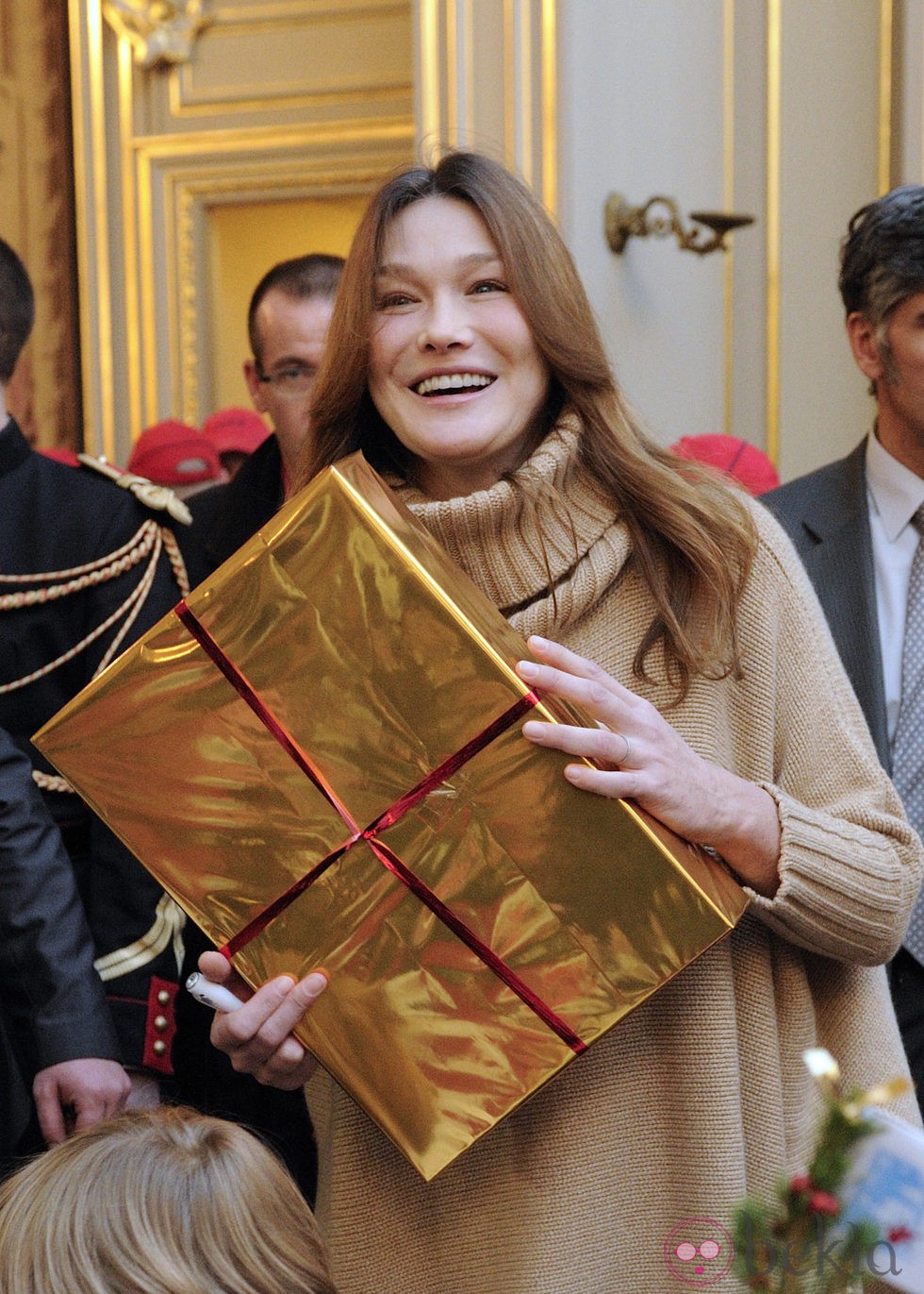 Carla Bruni reaparece en un acto público tras el nacimiento de Giulia