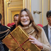 Carla Bruni reaparece en un acto público tras el nacimiento de Giulia