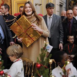 Carla Bruni reparte regalos de Navidad