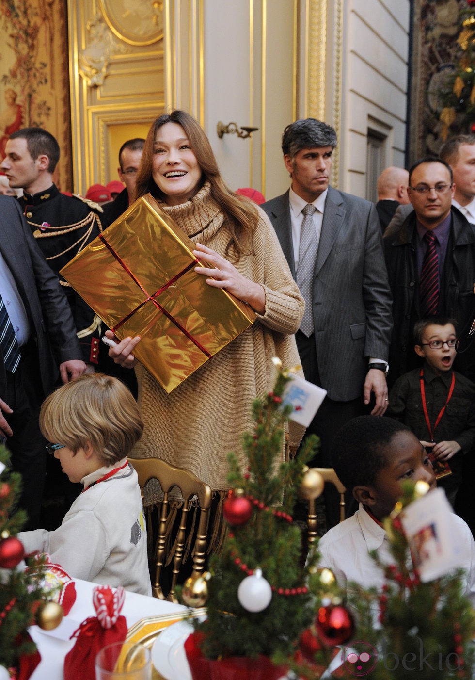 Carla Bruni reparte regalos de Navidad