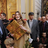 Carla Bruni reparte regalos de Navidad