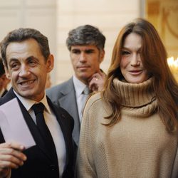 Carla Bruni y Nicolas Sarkozy reparten regalos de Navidad en el Elíseo