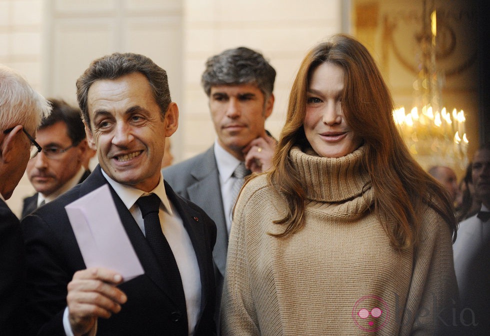 Carla Bruni y Nicolas Sarkozy reparten regalos de Navidad en el Elíseo