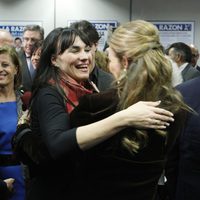 La Infanta Elena saluda a Irene Villa en los Premios Alfonso Ussía