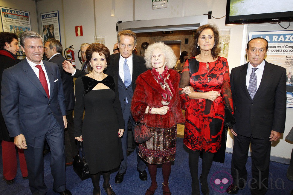 Espartaco, los Duques de Alba, Carmen Tello y Curro Romero en los Premios Alfonso Ussía