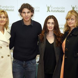 Rafa Nadal, Ana María y Paz Vega en un acto solidario