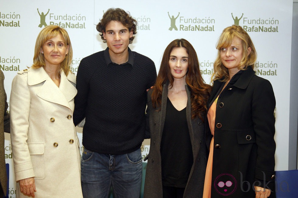 Rafa Nadal, Ana María y Paz Vega en un acto solidario