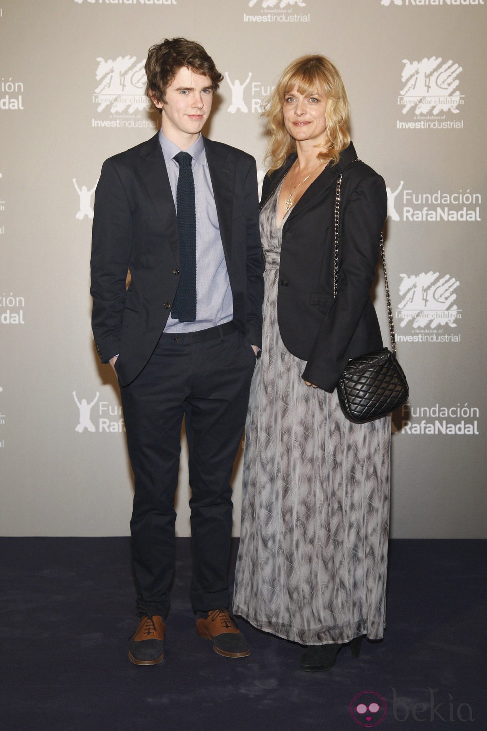 Freddie Highmore y Nastassja Kinski en la cena benéfica de la Fundación Rafa Nadal