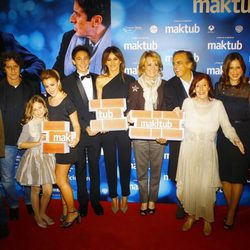 Paco Arango y el reparto de 'Maktub' con Esperanza Aguirre en el estreno en Madrid