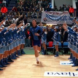 Iñaki Urdangarín en la final de la Copa de Europa de Balonmano en 1998