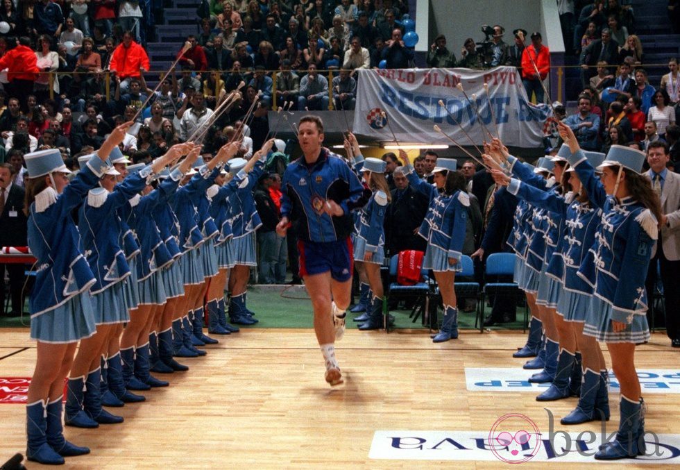 Iñaki Urdangarín en la final de la Copa de Europa de Balonmano en 1998