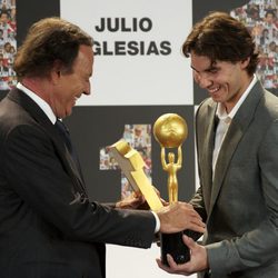 Rafa Nadal entrega a Julio Iglesias dos premios por su exitosa carrera musical