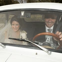 Mónica Abascal a su llegada a su boda en un Seat 600