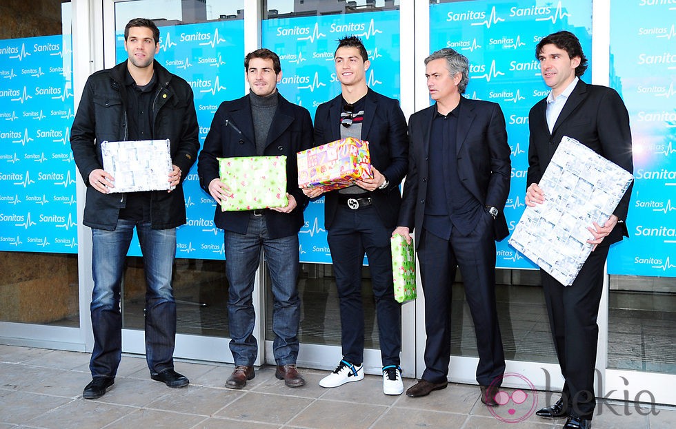 Iker Casillas y Cristiano Ronaldo visitan niños hospitalizados