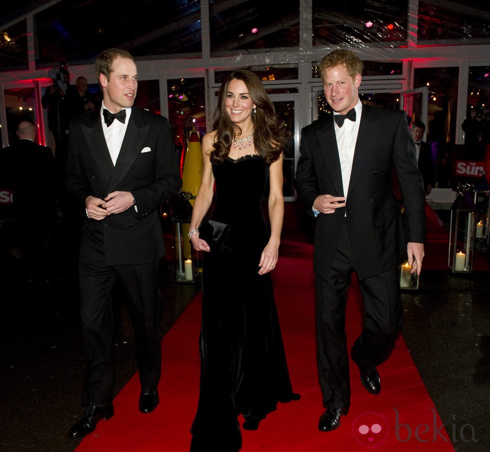 Los Duques de Cambridge y el Príncipe Harry en los Military Awards 2011