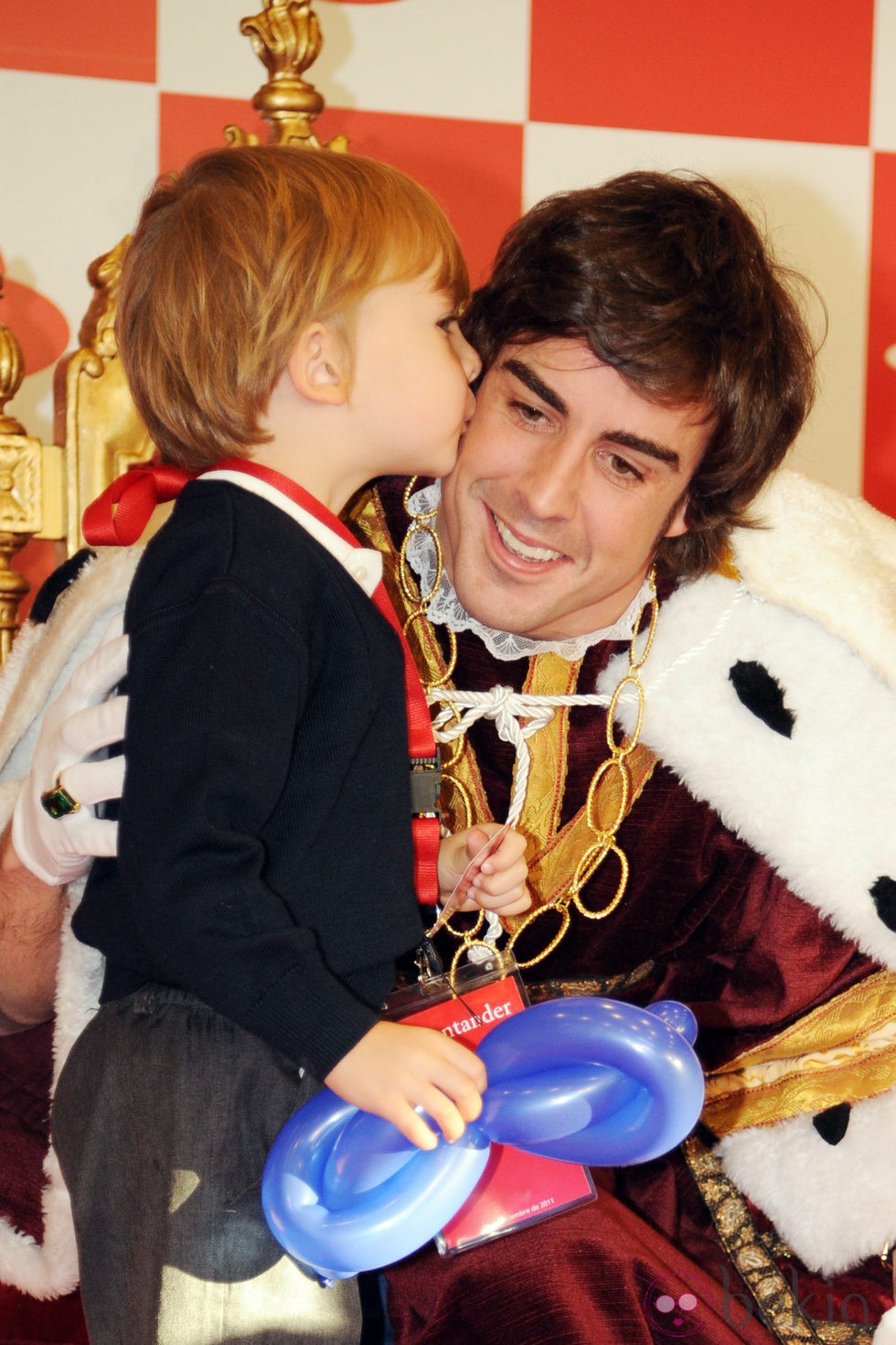 Fernando Alonso reparte regalos entre niños