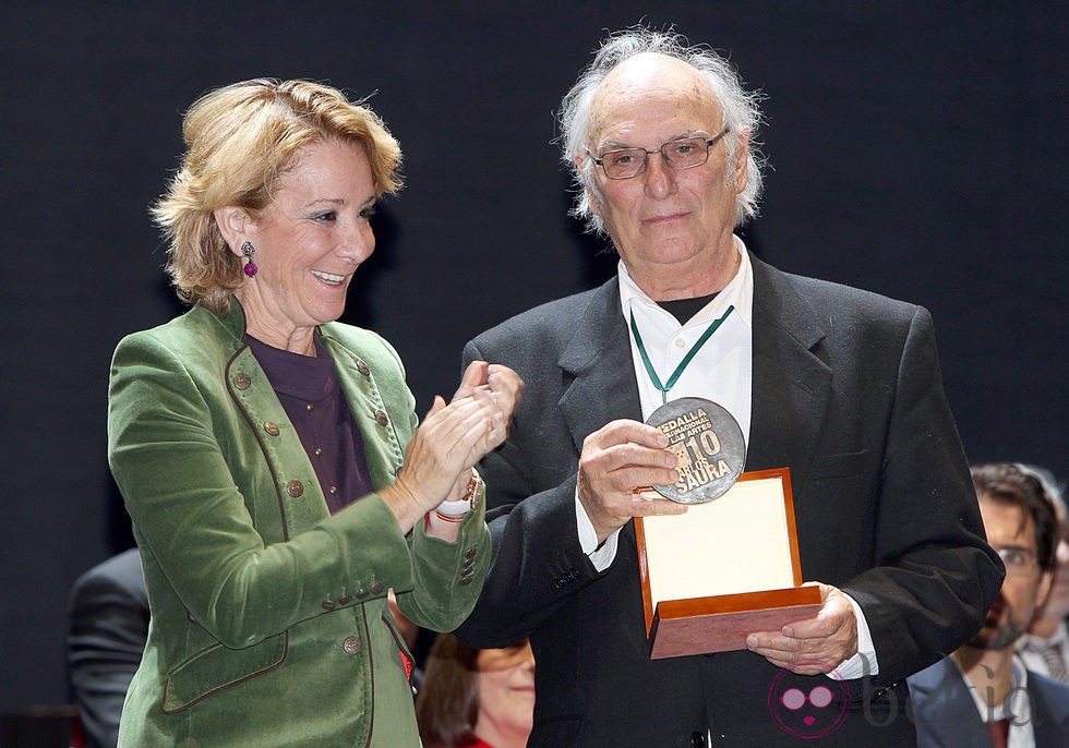 Carlos Saura recibe de Esperanza Aguirre el Premio de Cultura de Madrid 2011