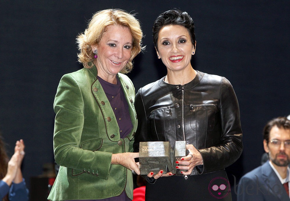 Luz Casal recibe de Esperanza Aguirre el Premio de Cultura de Madrid 2011