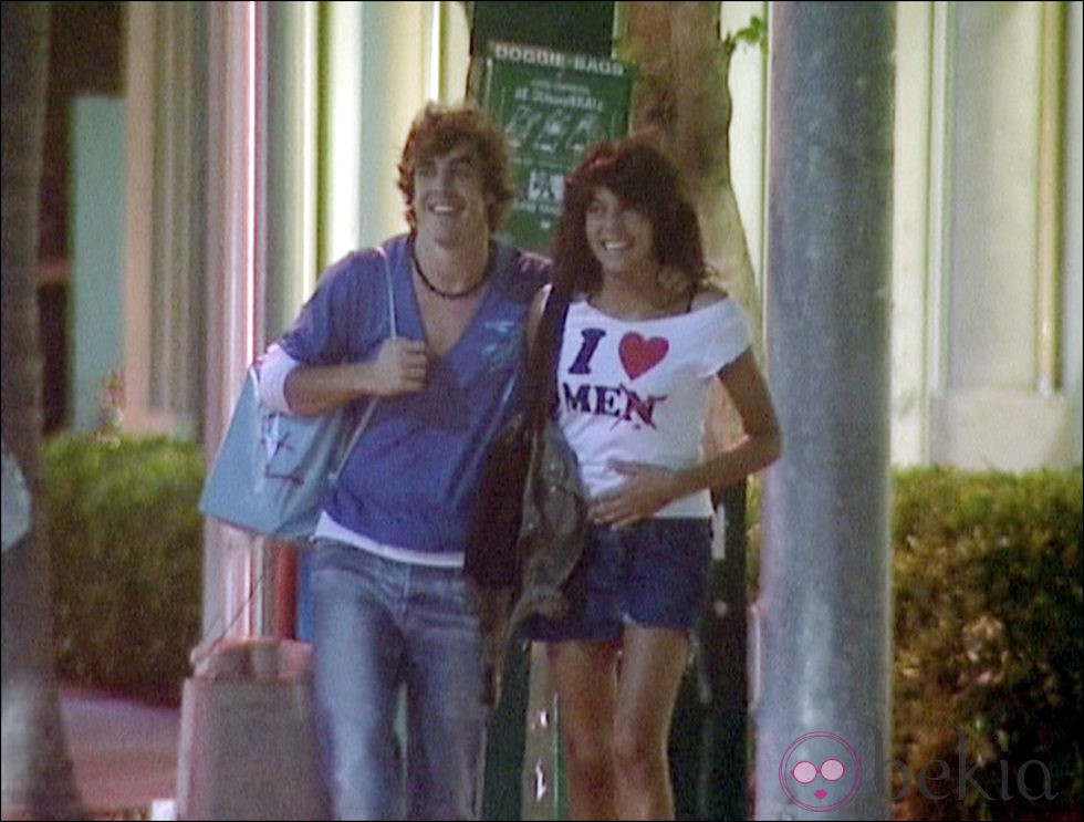 Fernando Alonso y Raquel del Rosario paseando por Lincoln Road