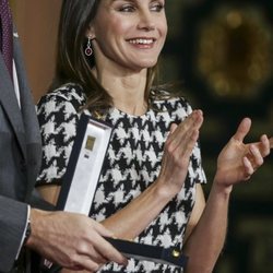 Reina Letizia aplaudiendo en la entrega de Medallas al Mérito en las Bellas Artes en Córdoba